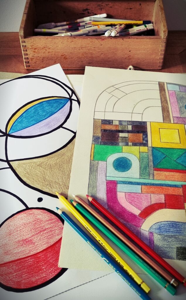 dessins intuitif de formes géométriques libres et de couleurs vives coloriés aux crayons de couleurs pendant un atelier conscience et créativité en sud ardèche